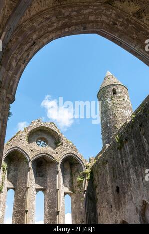 Mittelalterliche Burg und Kirchenruine der St. Patricks Kathedrale, Dach fehlt, kompletter Rundturm, Rock of Cashel, Grafschaft Tipperary, Irland Stockfoto