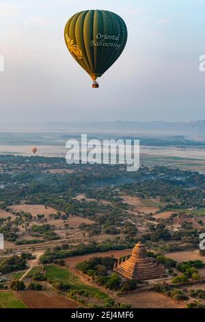 Heißluftballon bei Sonnenaufgang über den Tempeln von Bagan, Myanmar Stockfoto