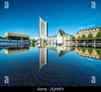 Augustusplatz, Gewandhaus, City-Hochhaus, Augusteum und Paulinum der Universität, Wasserspiegelung im Opernbrunnen, Leipzig, Sachsen, Deutschland Stockfoto