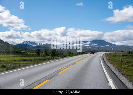 Straße durch Tundra, Landstraße, Dovrefjell Nationalpark, Oppdal, Norwegen Stockfoto