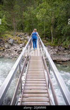 Wanderer auf Holzbrücke über den Fluss Driva, Amotan Schlucht, Gjora, Norwegen Stockfoto