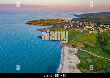 Sonnenuntergang Luftaufnahme von Sinemorets Dorf in Bulgarien Stockfoto