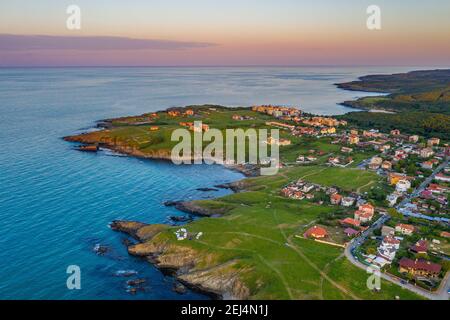 Sonnenuntergang Luftaufnahme von Sinemorets Dorf in Bulgarien Stockfoto