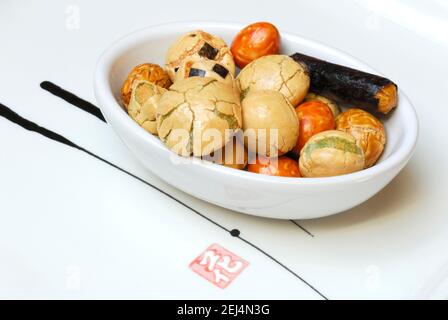 Japanische Reiscracker, Nori Gonomi Cracker, Erdnuss-Reis Cracker mit Algen, Snacks Stockfoto