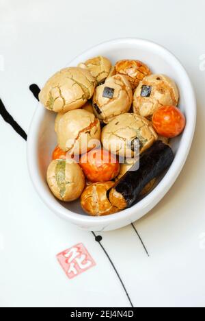 Japanische Reiscracker, Nori Gonomi Cracker, Erdnuss-Reis Cracker mit Algen, Snacks Stockfoto