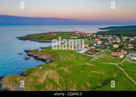 Sonnenuntergang Luftaufnahme von Sinemorets Dorf in Bulgarien Stockfoto