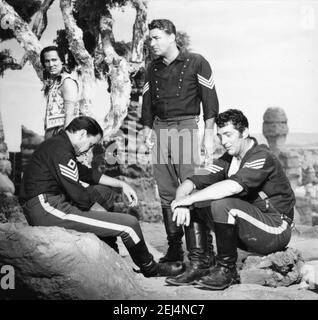 HENRY SILVA FRANK SINATRA PETER LAWFORD UND DEAN MARTIN ON Set offen während der Dreharbeiten von SERGEANTS 3 / SERGEANTS DREI 1962 Regisseur JOHN STURGES Essex Productions / Meadway-Claude Productions Company / Vereinte Künstler Stockfoto