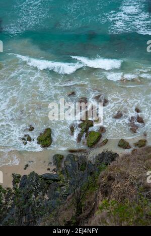 Wellen aus dem Ozean spritzt draußen in die felsige Küste Von Sydney Stockfoto