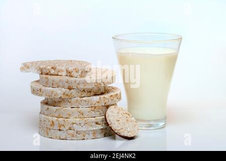 Gestapelte Reiskuchen, schokoladenbeschichtete Reiskuchen, Glas Milch, Reiskuchen Stockfoto