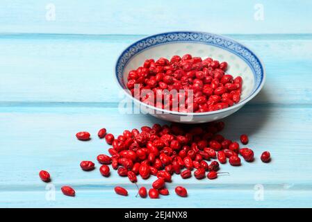 Getrocknete Berberisbeeren (Berberis vulgaris) in der Schale Stockfoto