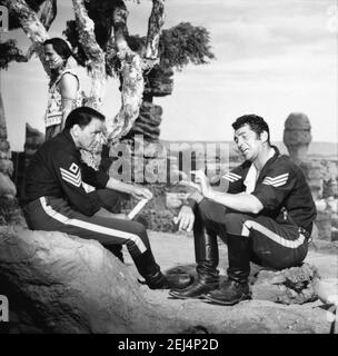 HENRY SILVA FRANK SINATRA und DEAN MARTIN am Set Candid Während der Dreharbeiten von SERGEANTEN 3 / SERGEANTEN DREI 1962 Regisseur JOHN STURGES Essex Productions / Meadway-Claude Productions Company / United Interpreten Stockfoto