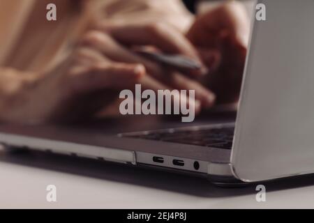 Nahaufnahme der Anschlüsse des Laptops Typ C Stockfoto