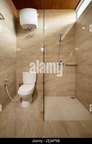 Schön eingerichtetes Badezimmer mit WC-Sitz und Trennglas Für Dusche Badezimmer Stockfoto