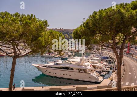 Blick auf eine Luxusyacht in einem Yachthafen in Monte Carlo, Monaco Stockfoto