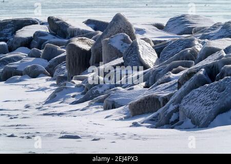 Eisige Landschaften im Winter am Hafen Stockfoto