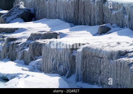 Eisige Landschaften im Winter am Hafen Stockfoto