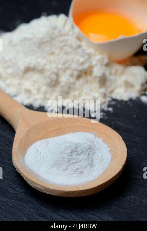 Backpulver im Kochlöffel, Backzutaten, Backmittel, Mehl, Ei, Hühnereier, Weizenmehl Stockfoto