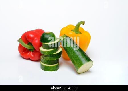 Paprika und Zucchini (Cucurbita pepo var. giromontiina) (Capsicum annuum) Stockfoto