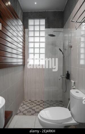 Schön eingerichtetes Badezimmer mit WC-Sitz und Trennglas Für Dusche Badezimmer Stockfoto