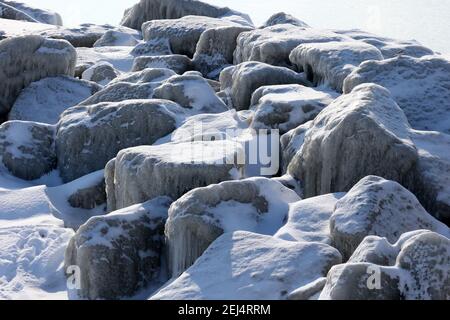 Eisige Landschaften im Winter am Hafen Stockfoto