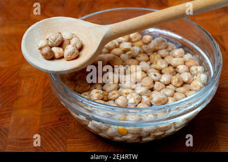 Kichererbsen (Cicer arietinum) in Holzpfanne, getränkt Stockfoto