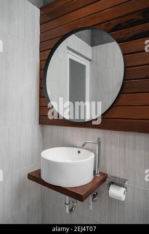 Schön eingerichtetes Badezimmer mit WC-Sitz und Trennglas Für Dusche Badezimmer Stockfoto