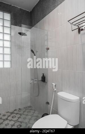 Schön eingerichtetes Badezimmer mit WC-Sitz und Trennglas Für Dusche Badezimmer Stockfoto