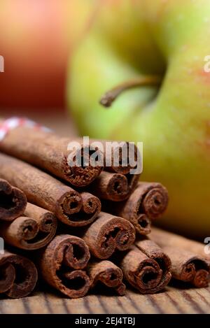 Zimtstangen und Apfel (Cinnamomum spec.) Stockfoto