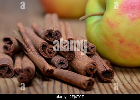 Zimtstangen und Apfel (Cinnamomum spec.) Stockfoto