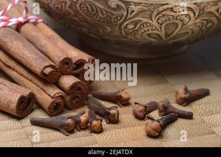 Zimtstangen und Nelken, Zimt, Zimtstange ( Syzygium aromaticum ( Cinnamomum) spec.) Stockfoto