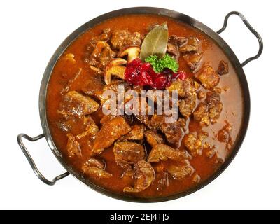 Wild Game Fleisch Ragout in einer Pfanne mit Cranberries isoliert Auf weißem Hintergrund Stockfoto