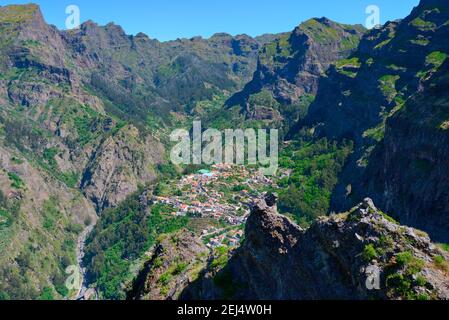 Curral das Freiras im Tal der Nonnen, Blick vom Eiro do Serrado ( 1095m), Madeira, Portugal Stockfoto