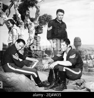 HENRY SILVA FRANK SINATRA PETER LAWFORD UND DEAN MARTIN ON Set offen während der Dreharbeiten von SERGEANTS 3 / SERGEANTS DREI 1962 Regisseur JOHN STURGES Essex Productions / Meadway-Claude Productions Company / Vereinte Künstler Stockfoto