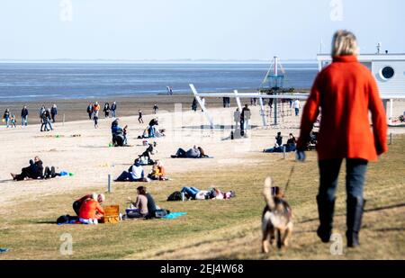 Dangast, Deutschland. Februar 2021, 21st. Zahlreiche Menschen sind am Strand bei sonnigem Wetter. Quelle: Hauke-Christian Dittrich/dpa/Alamy Live News Stockfoto
