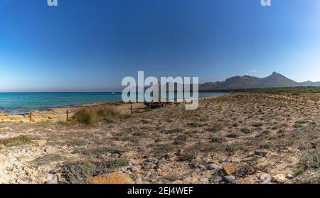 Foto des Bootes aus Baumstämmen repräsentativ für den Strand von Son Serra de Marina, in Mallorca Stockfoto