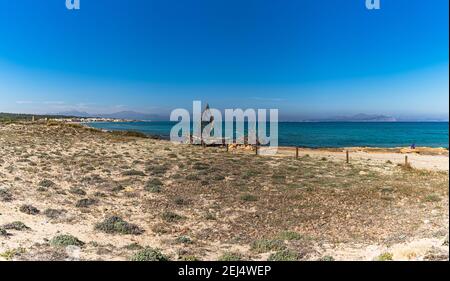 Foto des Bootes aus Baumstämmen repräsentativ für den Strand von Son Serra de Marina, in Mallorca Stockfoto