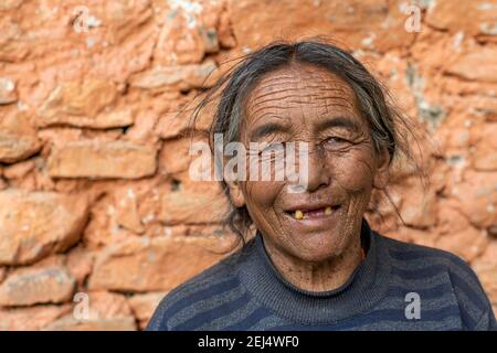 Porträt, freundliche ältere Frau vor einer Hauswand, Dolpo, Nepal Stockfoto