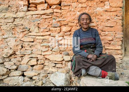 Porträt, freundliche ältere Frau vor einer Hauswand, Dolpo, Nepal Stockfoto