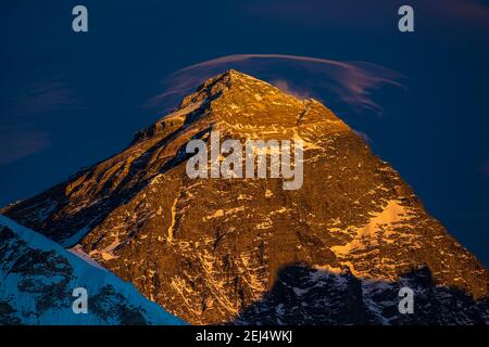 Blick von Kala Patthar im Abendlicht auf den Mount Everest, 8848 m, Chomolungma, Sagarmatha, Sagarmatha Nationalpark, Khumbu Himal, Himalaya, Nepal Stockfoto