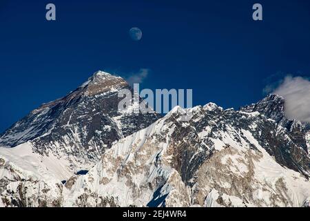 Blick im Abendlicht vom Renjo La Pass 5417 m nach Osten auf Himalaya mit Mount Everest, 8848 m, Nuptse, 7879 m und Lhotse, 8516 m, Khumbu Stockfoto