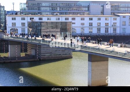 Düsseldorf, NRW, 2021. Am Sonntagnachmittag genießen die Menschen bei schönem, warmen Sonnenschein mit Temperaturen bis zu 18 Grad im beliebten Medienhafen, einem umbauten Gebiet am Rhein, in dem Medienunternehmen, Büros, Unterhaltung, Restaurants und Freizeiteinrichtungen in Düsseldorf, der Hauptstadt des bevölkerungsreichsten Bundeslandes Nordrhein-Westfalen, angesiedelt sind. Kredit: Imageplotter/Alamy Live Nachrichten Stockfoto