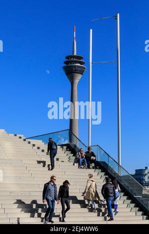 Düsseldorf, NRW, 2021. Am Sonntagnachmittag genießen die Menschen bei schönem, warmen Sonnenschein mit Temperaturen bis zu 18 Grad im beliebten Medienhafen, einem umbauten Gebiet am Rhein, in dem Medienunternehmen, Büros, Unterhaltung, Restaurants und Freizeiteinrichtungen in Düsseldorf, der Hauptstadt des bevölkerungsreichsten Bundeslandes Nordrhein-Westfalen, angesiedelt sind. Kredit: Imageplotter/Alamy Live Nachrichten Stockfoto