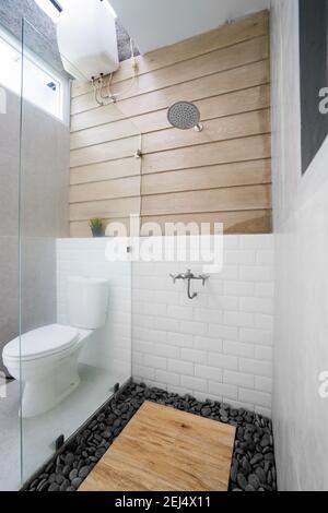 Schön eingerichtetes Badezimmer mit WC-Sitz und Trennglas Für Dusche Badezimmer Stockfoto