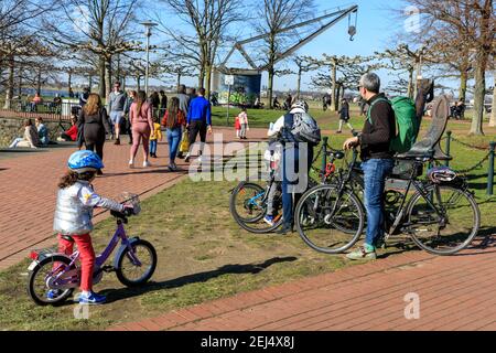 Düsseldorf, NRW, 2021. Am Sonntagnachmittag genießen die Menschen bei schönem, warmen Sonnenschein mit Temperaturen bis zu 18 Grad im beliebten Medienhafen, einem umbauten Gebiet am Rhein, in dem Medienunternehmen, Büros, Unterhaltung, Restaurants und Freizeiteinrichtungen in Düsseldorf, der Hauptstadt des bevölkerungsreichsten Bundeslandes Nordrhein-Westfalen, angesiedelt sind. Kredit: Imageplotter/Alamy Live Nachrichten Stockfoto