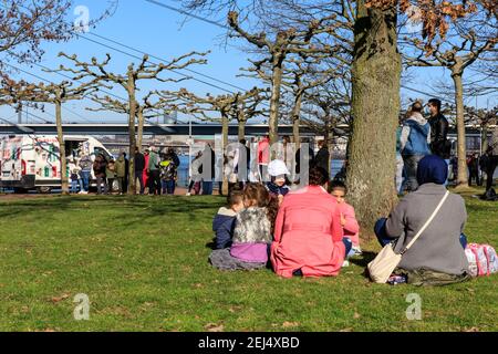 Düsseldorf, NRW, 2021. Den Sonntagnachmittag genießen die Menschen bei schönem warmen Sonnenschein mit Temperaturen bis zu 18 Grad im beliebten Medienhafen, einem neu erschlossenen Areal am Rhein mit Medienunternehmen, Büros, Unterhaltung, Restaurants und Freizeiteinrichtungen in Düsseldorf, Die Hauptstadt des bevölkerungsreichsten Bundeslandes Nordrhein-Westfalen. Kredit: Imageplotter/Alamy Live Nachrichten Stockfoto