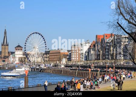 Düsseldorf, NRW, 2021. Am Sonntagnachmittag genießen die Menschen bei schönem, warmen Sonnenschein bei Temperaturen bis zu 18 Grad einen Spaziergang am Rhein in Düsseldorf, der Hauptstadt des bevölkerungsreichsten Landes Nordrhein-Westfalen. Kredit: Imageplotter/Alamy Live Nachrichten Stockfoto