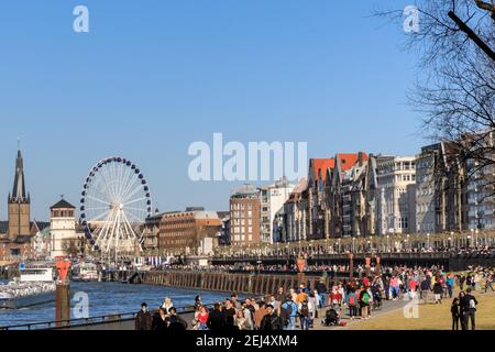 Düsseldorf, NRW, 2021. Am Sonntagnachmittag genießen die Menschen bei schönem, warmen Sonnenschein bei Temperaturen bis zu 18 Grad einen Spaziergang am Rhein in Düsseldorf, der Hauptstadt des bevölkerungsreichsten Landes Nordrhein-Westfalen. Kredit: Imageplotter/Alamy Live Nachrichten Stockfoto