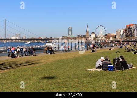 Düsseldorf, NRW, 2021. Am Sonntagnachmittag genießen die Menschen bei schönem, warmen Sonnenschein bei Temperaturen bis zu 18 Grad einen Spaziergang am Rhein in Düsseldorf, der Hauptstadt des bevölkerungsreichsten Landes Nordrhein-Westfalen. Kredit: Imageplotter/Alamy Live Nachrichten Stockfoto