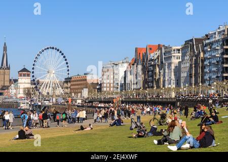 Düsseldorf, NRW, 2021. Die Menschen genießen ihren Sonntagnachmittag bei schönem warmen Sonnenschein bei Temperaturen bis zu 18 Grad, bummeln am Rhein entlang und entspannen auf der Wiese in Düsseldorf, der Hauptstadt des bevölkerungsreichsten Bundeslandes Nordrhein-Westfalen. Kredit: Imageplotter/Alamy Live Nachrichten Stockfoto