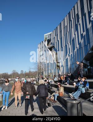 Düsseldorf, NRW, 2021. Den Sonntagnachmittag genießen die Menschen bei schönem, warmen Sonnenschein bei Temperaturen bis zu 18 Grad am Kö-Bogen in der Nähe der berühmten Einkaufsmeile Königsallee in Düsseldorf, der Hauptstadt des bevölkerungsreichsten Bundeslandes Nordrhein-Westfalen. Kredit: Imageplotter/Alamy Live Nachrichten Stockfoto